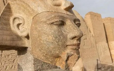 إعادة تأهيل تمثال الملك رمسيس الثاني من الجرانيت داخل معبده في أبيدوس