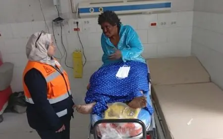 فريق التدخل السريع ينقذ سيدة مشردة تعاني من مشاكل صحية في التضامن