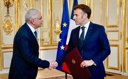 سفير مصر في باريس يسلم أوراق اعتماده للرئيس الفرنسي لتعزيز العلاقات الثنائية