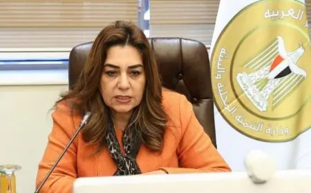 عوض تتواصل مع المحافظين بشأن قرار رئيس الوزراء لإغلاق المحال التجارية