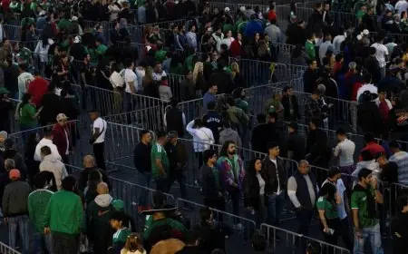 مقتل مشجع مخمور في ملعب أزتيكا بالمكسيك بعد سقوطه المفاجئ