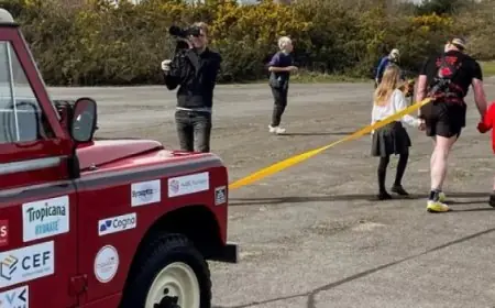 رجل يسجل رقماً قياسياً بسحب سيارة لمسافة 100 كيلومتر في وقت مذهل