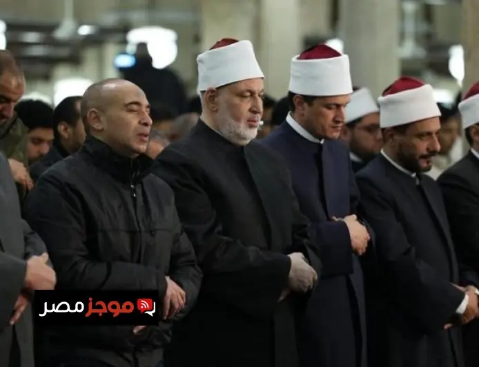 آلاف المصلين يتجمعون لأداء صلاتي العشاء والتراويح في الجامع الأزهر