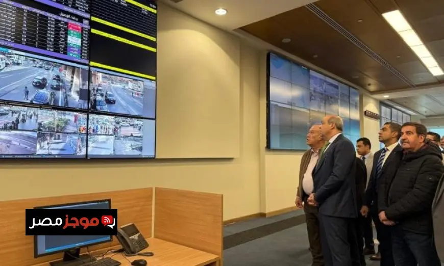وزير الطيران يقوم بجولة تفقدية في غرفة عمليات إدارة الأزمات بمطار القاهرة الدولي