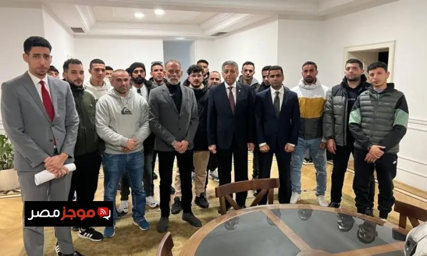 سفير مصر في اليونان يلتقي عائلات ضحايا قارب الهجرة غير الشرعية قرب جزيرة كريت