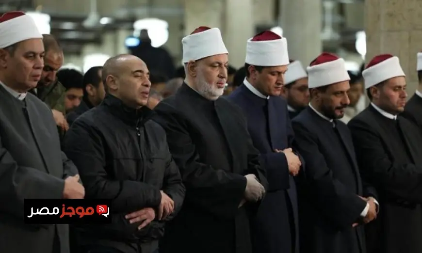 آلاف المصلين يتجمعون لأداء صلاتي العشاء والتراويح في الجامع الأزهر