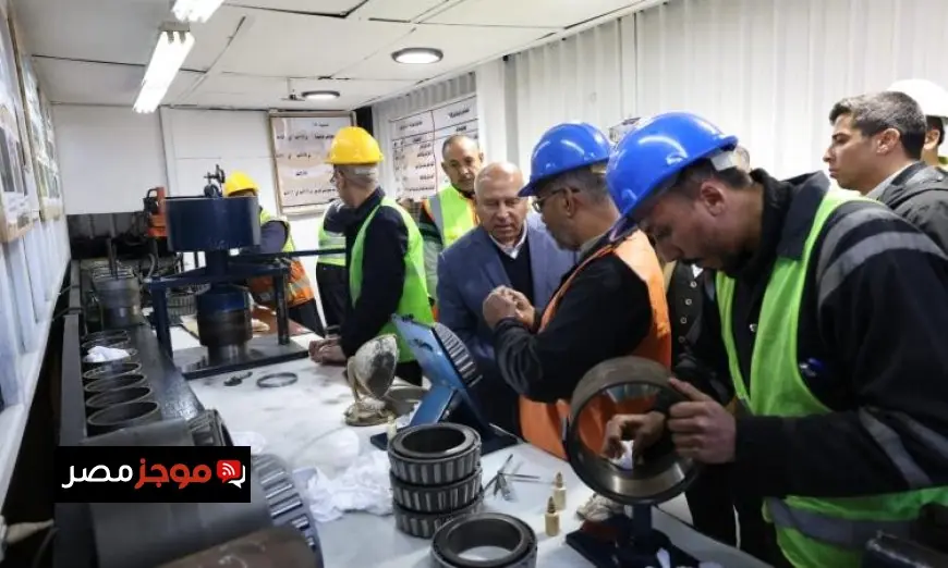 وزير النقل يقوم بجولة في ورش جبل الزيتون بالإسكندرية لمتابعة تحديث أسطول نقل البضائع