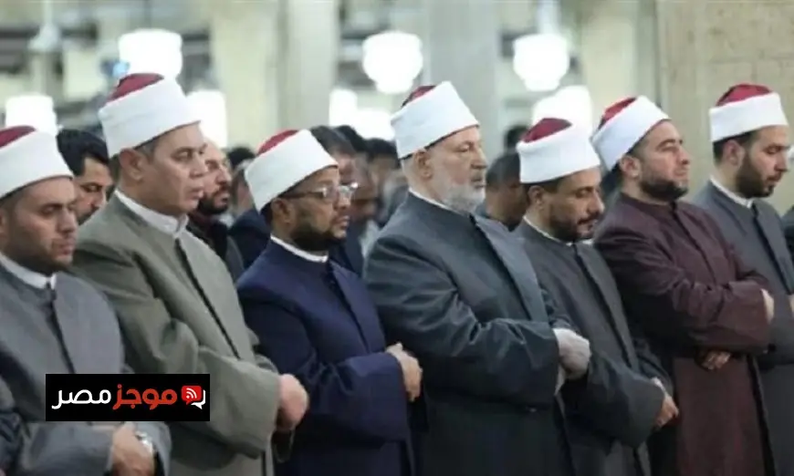 مصلون يحتشدون في الجامع الأزهر بدعوات للسلام في جميع أنحاء العالم