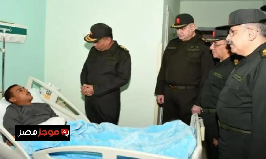 وزير الدفاع يتفقد حالة المصابين في مجمع الجلاء الطبي بصور إنسانية مؤثرة