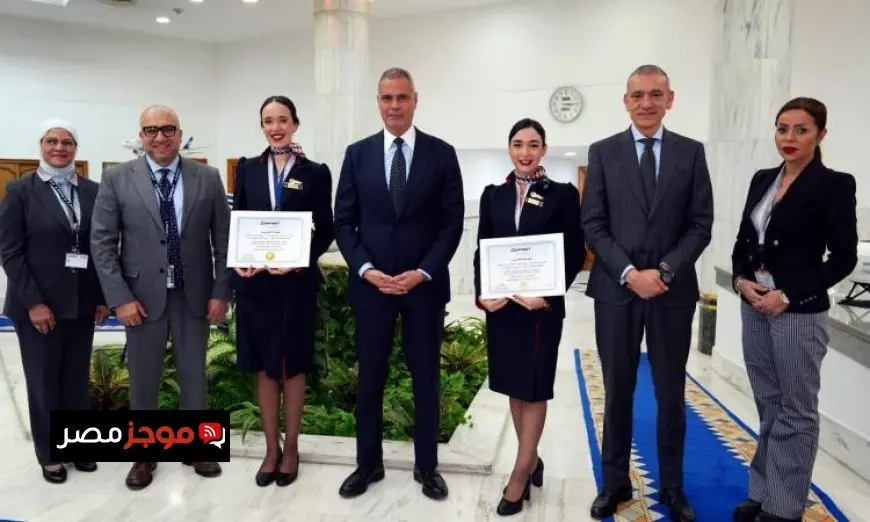 كرم رئيس الشركة القابضة لمصر للطيران طاقم الضيافة الجوية تقديراً لموقفهم الإنساني المميز