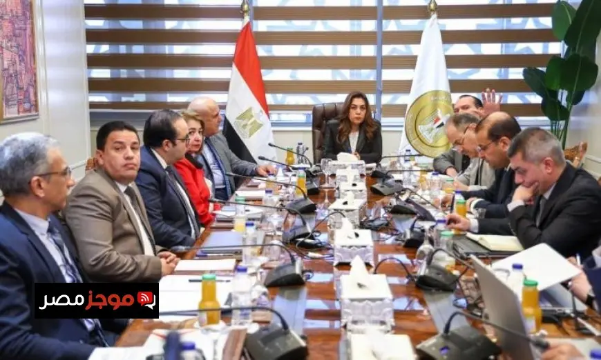 وزيرة التنمية المحلية تستعرض مع قيادات الوزارة آخر تطورات الملفات التنفيذية الهامة