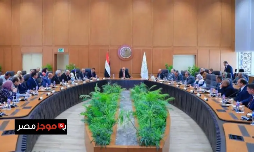 وزير التعليم يستعرض استراتيجيات تعزيز الانضباط وانتظام الدراسة في المدارس