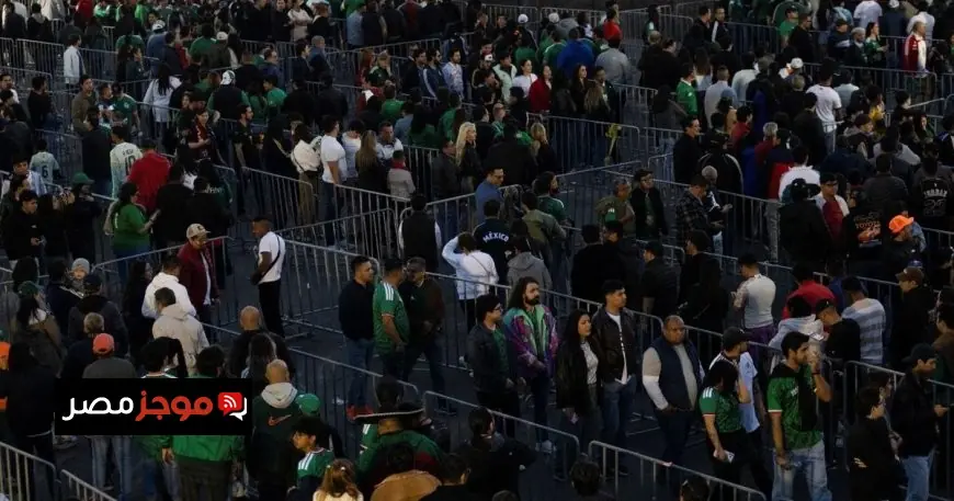مقتل مشجع مخمور في ملعب أزتيكا بالمكسيك بعد سقوطه المفاجئ