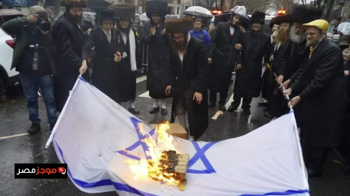متدينون يهود يمزقون أعلام إسرائيل قبل احتفالات يوم الذكرى
