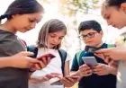 اليونسكو تكشف عن أن 60% من الدول تفرض حظرًا على الهواتف المحمولة في المدارس