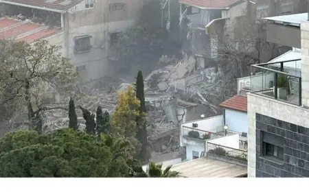 إسرائيل تتخذ إجراءات احترازية في حيفا وتخلي مبانٍ بعد تهديد انفجار صاروخ إيراني تحت الركام