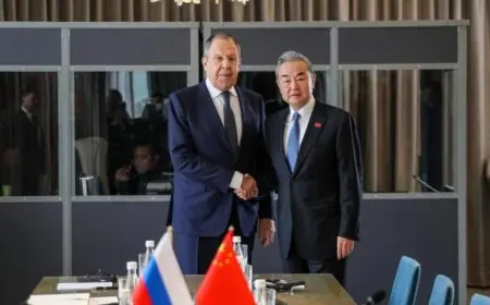 وزير الخارجية الصيني يؤكد استعداد بلاده للتعاون مع روسيا لتهدئة الأوضاع في الشرق الأوسط