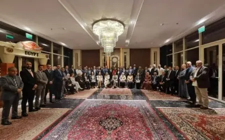 وزير الخارجية يقابل أبناء الجالية المصرية في الكويت ويستمع لمشاكلهم واحتياجاتهم