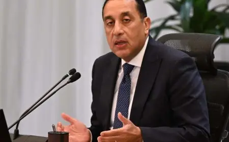 رئيس الوزراء يعلن تمديد ساعات العمل للمحال حتى 11 مساء بدلاً من 9 حتى 27 أبريل