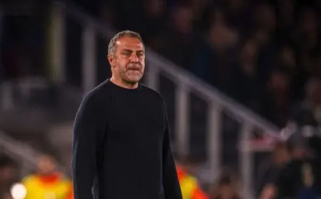 هانزي فليك يساند شكوى برشلونة حول التحكيم ويبتعد عن التراشق بالكلمات مع ألفارو أربيلوا