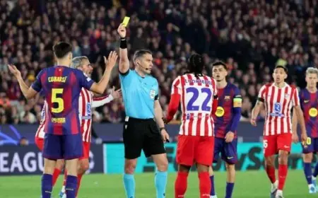 قرار مثير للجدل يهدد مستقبل حكم مباراة برشلونة وأتلتيكو مدريد بعد لقطة من المباراة