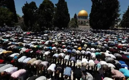 مئة ألف مصلٍ يتجمعون لأداء صلاة الجمعة في المسجد الأقصى المبارك