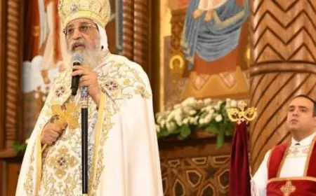 البابا تواضروس الثانى يقود قداس عيد القيامة في الكاتدرائية المرقسية الليلة