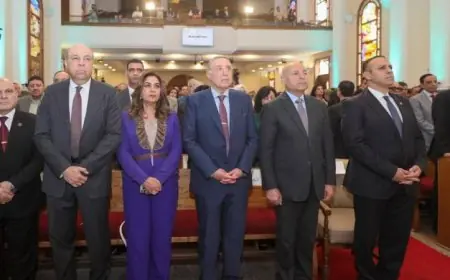 وزير الطيران يقدم التهاني لقداسة البابا تواضروس الثاني بمناسبة عيد القيامة المجيد