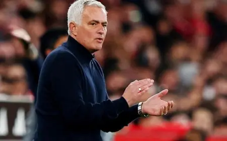 مدرب مصري يحتفل بجامع الكرات بأسلوب مورينيو في الدوري المصري