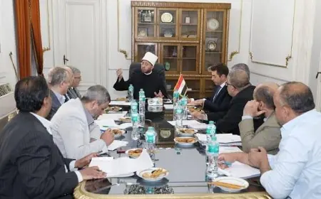 وزير الأوقاف يناقش استراتيجيات جديدة مع قيادات هيئة الأوقاف لتعزيز تنمية الموارد