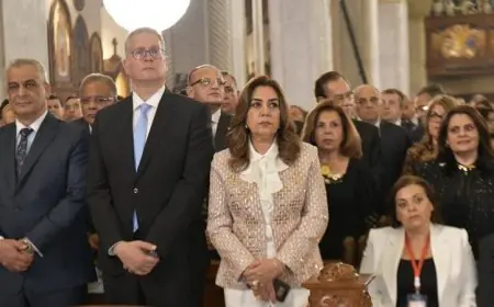 وزيرة التنمية المحلية تحضر قداس عيد القيامة المجيد وتقدم التهاني للبابا في الكاتدرائية