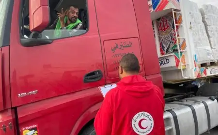 الهلال الأحمر يوزع أكثر من 168 ألف سلة غذائية في القافلة 174 زاد العزة