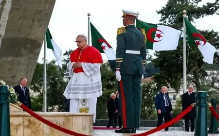 بابا الفاتيكان يحط رحاله في ولاية عنابة الجزائرية وسط استقبال شعبي حار