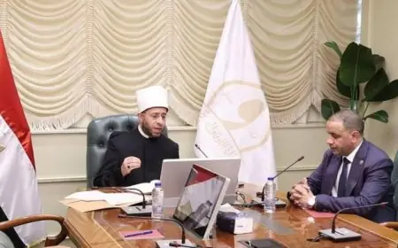 وزير الأوقاف يستعرض استراتيجيات جديدة لزيادة عوائد الوقف وتطوير آليات الاستثمار في هيئة الأوقاف