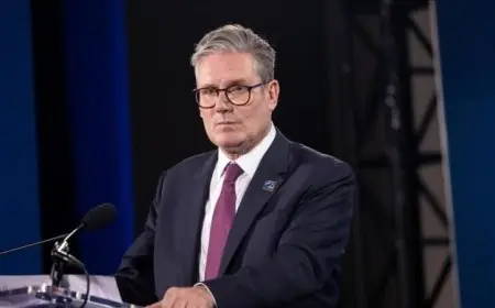 رئيس الوزراء البريطاني يشدد على أهمية الحفاظ على فتح مضيق هرمز بلا انقطاع