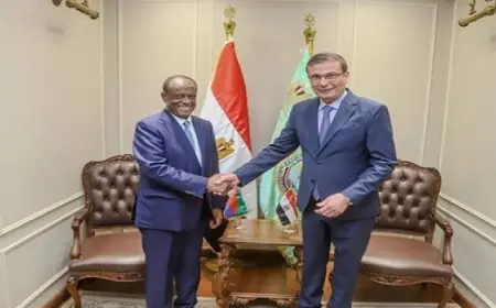 وزير الزراعة يعقد لقاءً مع المستشار الاقتصادي للرئيس الإريتري ووزير التجارة لتعزيز التعاون المشترك