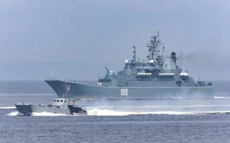 البحرية البريطانية تكشف عن إطلاق زوارق إيرانية النار على ناقلة نفط في مضيق هرمز