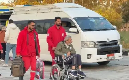 مواطنون فلسطينيون يعودون إلى غزة عبر ميناء رفح البري في دفعة جديدة