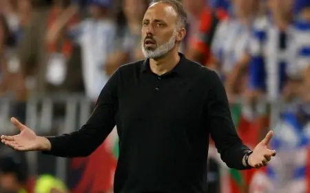 تيد لاسو يحقق إنجاز تاريخي كأول مدرب أميركي يرفع لقباً كبيراً مع ريال سوسيداد في أوروبا