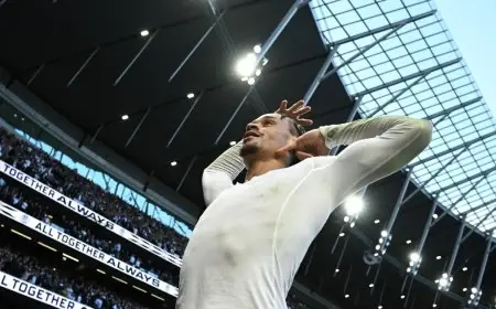 جمهور توتنهام يعبر عن غضبه تجاه تشافي سيمونز رغم تألقه في صنع هدفين