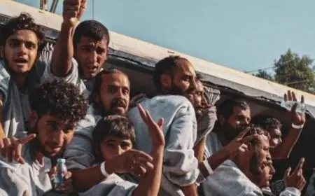 تحرير 24 أسيرا فلسطينيا ووصولهم إلى مستشفى شهداء الأقصى في وسط قطاع غزة