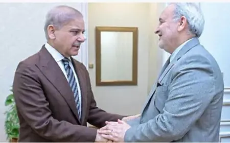 رئيس الوزراء الباكستاني يتباحث مع السفير الإيراني حول التطورات الراهنة بعد تمديد الهدنة