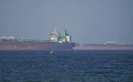 بريطانيا وفرنسا تنسقان جهوداً عسكرية دولية لإعادة فتح مضيق هرمز