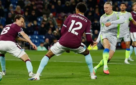 مانشستر سيتي يستولي على القمة ويقصي بيرنلي من الدوري الإنجليزي الممتاز