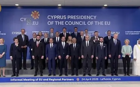 الرئيس السيسى يتوسط صورة تذكارية مع القادة المشاركين فى الاجتماع الاستشاري في قبرص