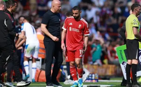 محمد صلاح يغادر أنفيلد مصاباً وسط تساؤلات عن إمكانية الوداع النهائي