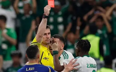 هوساوي يبكي بشدة بعد الطرد ولاعبي الأهلي يشجعونه على الاحتفال