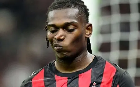 جماهير ميلان تُعبّر عن استياءها من رافائيل لياو خلال مواجهة يوفنتوس