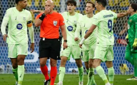 حكم المباراة يعترف بخطأ تحكيمي لصالح برشلونة في مواجهة إنتر بعد جدل واسع