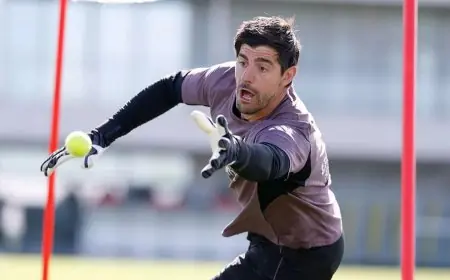 عودة تيبو كورتوا إلى تدريبات ريال مدريد استعدادًا لمواجهة برشلونة الكبرى